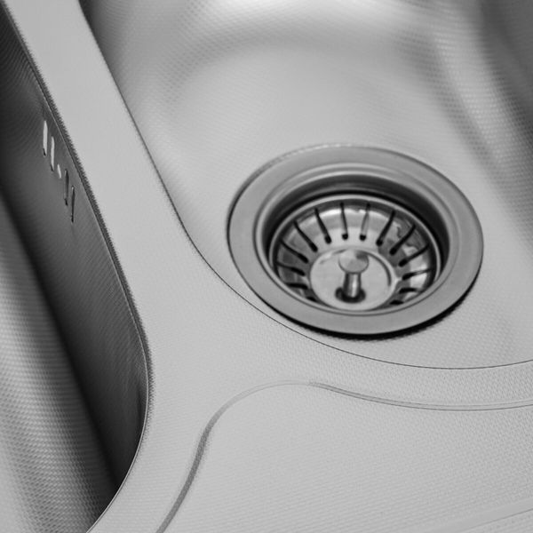 Кухонна мийка з нержавіючої сталі Platinum ДЕКОР 7050D (0,8/180 мм) 11583 фото
